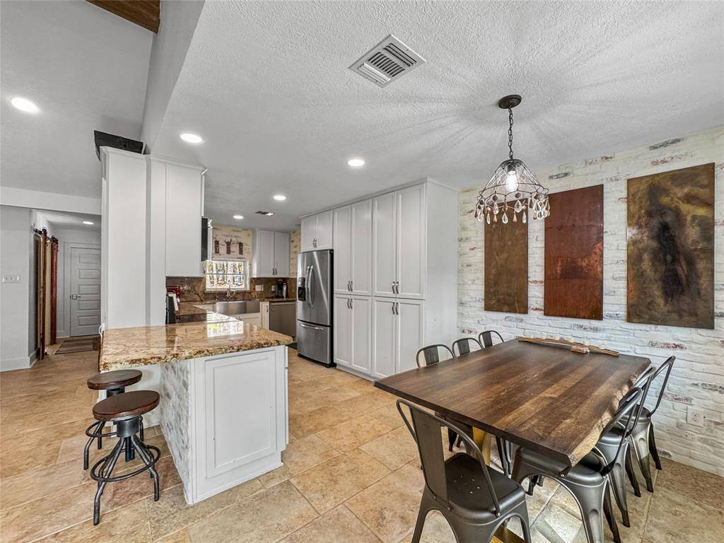 Main House Kitchen and Dining Area with Breakfast Bar.