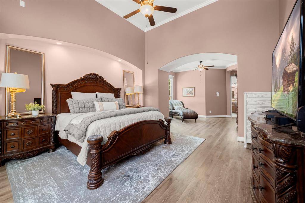 The bedroom’s open layout and generous proportions allow for a true sense of space.