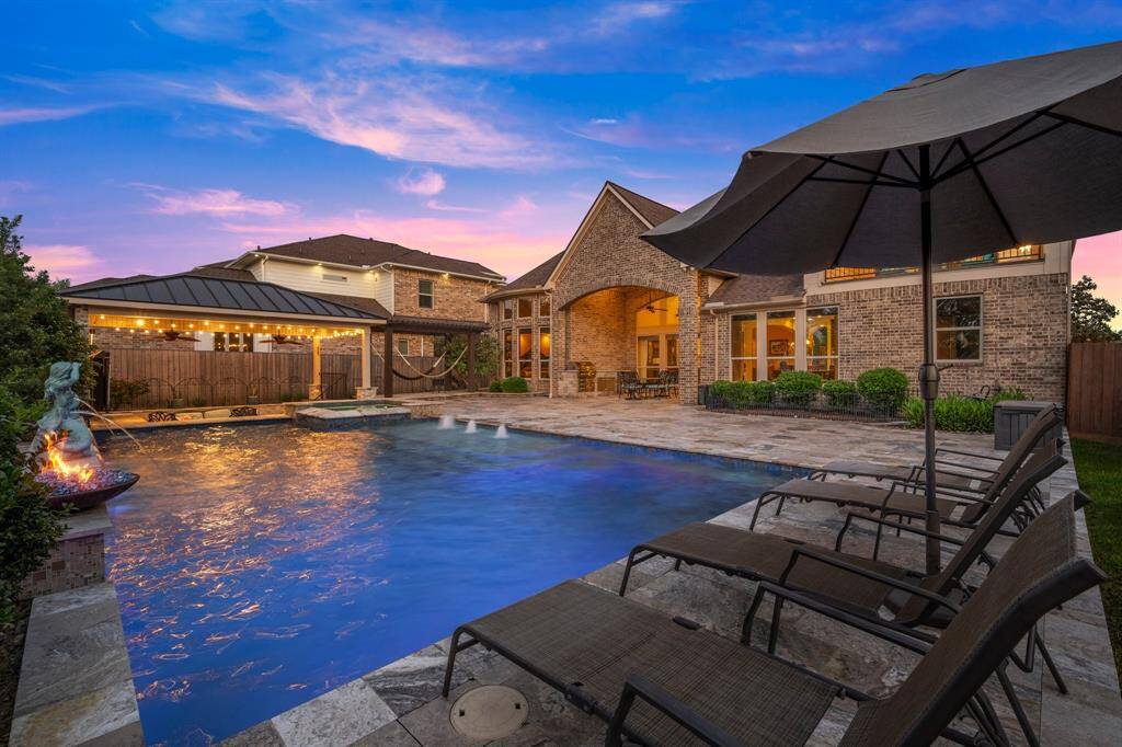 Travertine decking surrounds the entire pool area, giving a cool, luxurious finish that’s as practical as it is gorgeous.