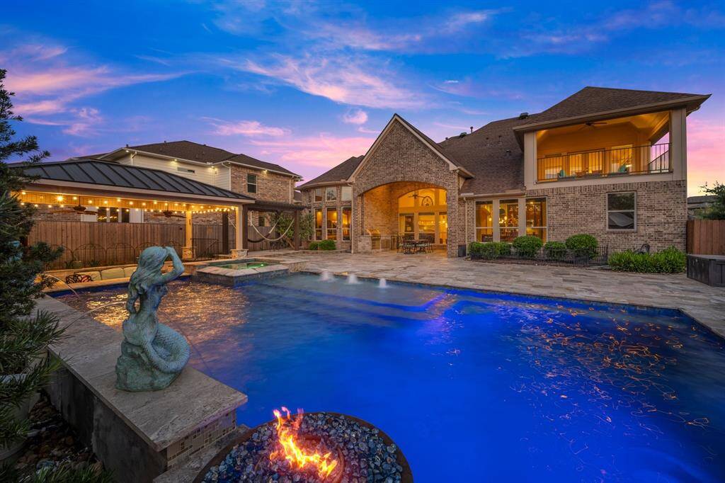 Two dramatic gas fire bowls and a large gas fire pit add flair and warmth for unforgettable nights under the stars.