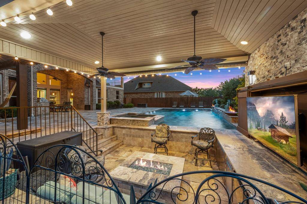 Enjoy your favorite drinks poolside with a built-in stainless beverage center, ice machine, and storage drawers in the sunken bar.
