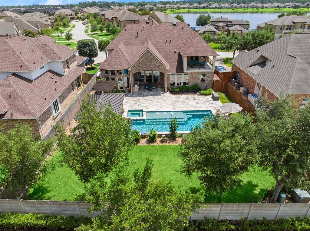 It’s not just a backyard—it’s a private entertainment haven, thoughtfully designed for luxury, comfort, and wow-factor living.