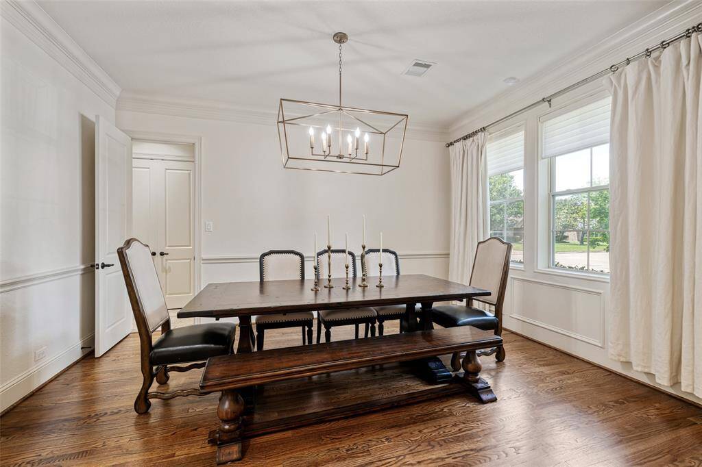 Large formal dining room for those special occasions and extertaining.