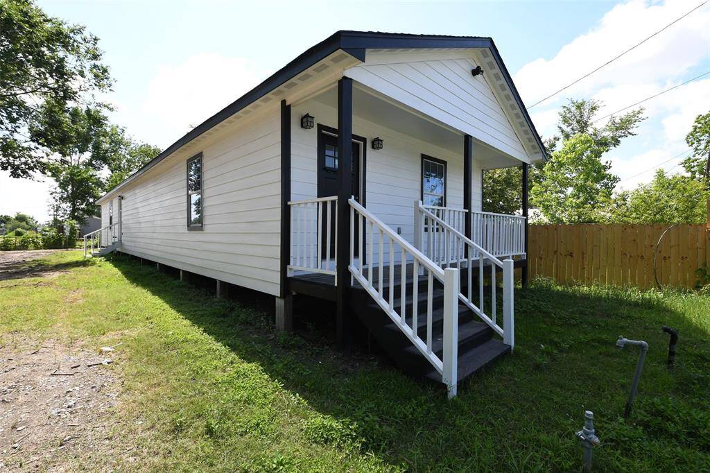 Beautifully painted with a lovely porch space!
