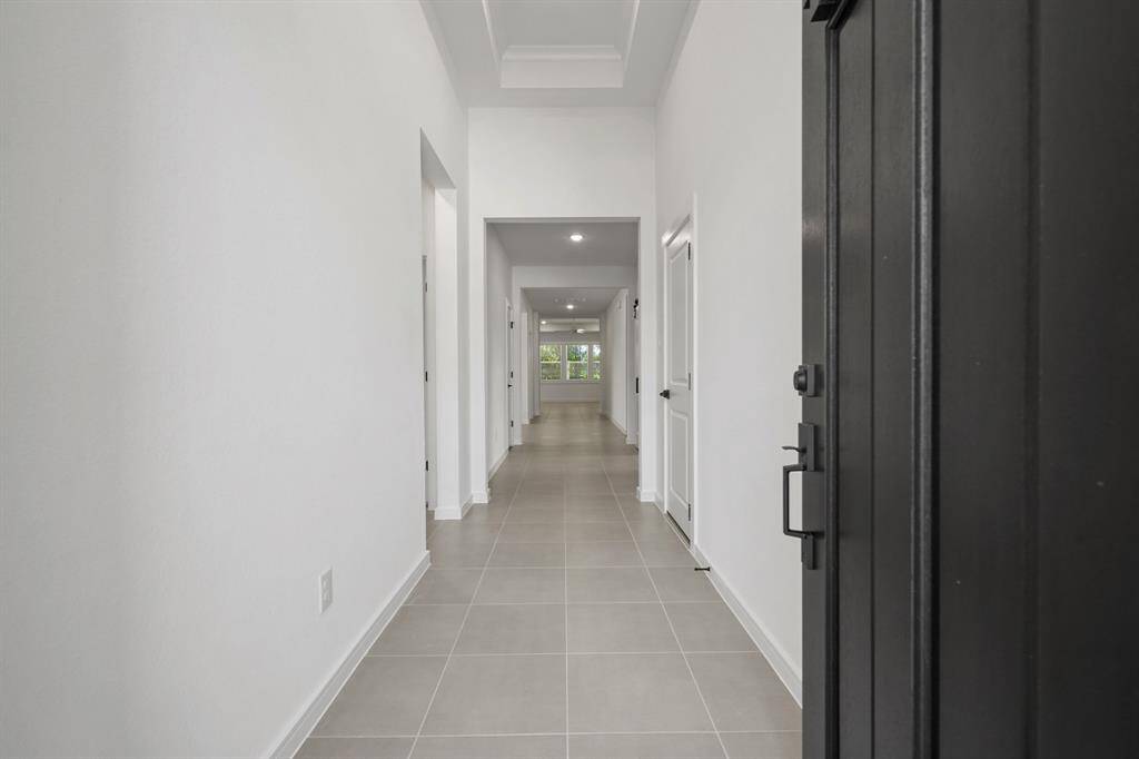 Inviting foyer (*Photo not of actual home and used for illustration purposes only.)