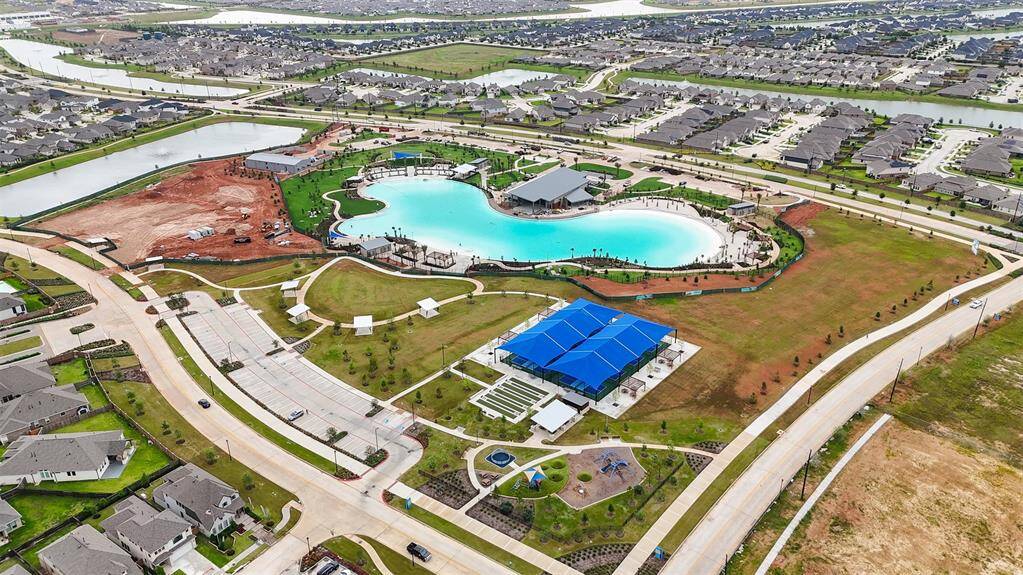 Crystal Lagoons® amenity where people can walk along white-sand beaches and swim, kayak and paddleboard on turquoise blue waters — it’s a tropical vacation that can be yours every day when you live in Sunterra! Opening soon!