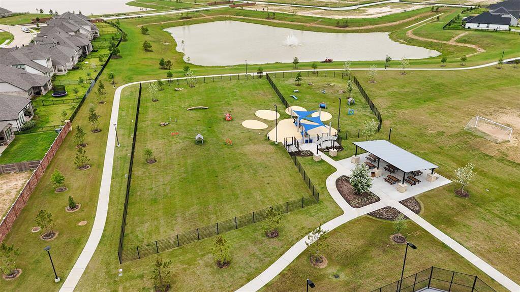 Scenic trails and open green spaces to enjoy throughout the community perfect for walks or biking.