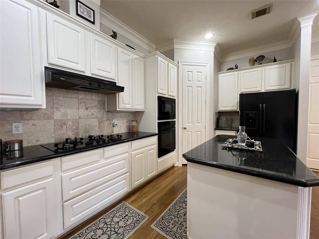 Pots and pan drawers below the gas cooktop.