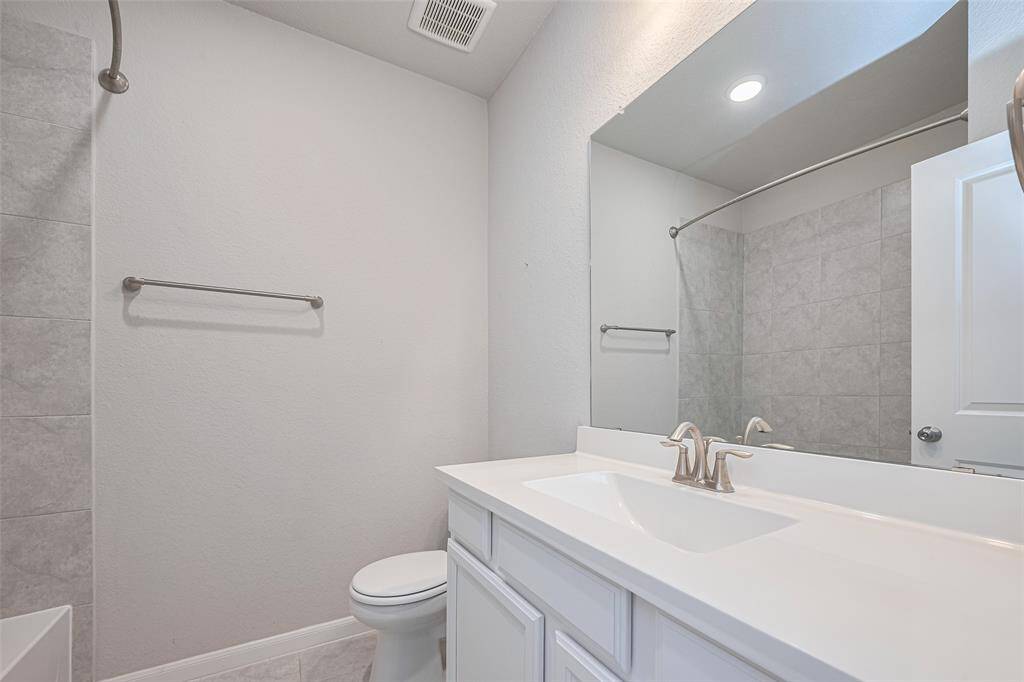 Shared bathroom with shower/tub combo.