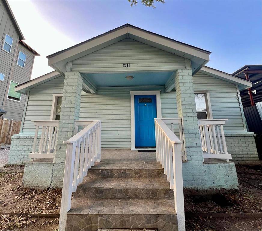 Charming bungalow vibes! Start and end your day on this cozy front porch – perfect for morning coffee or evening chats.