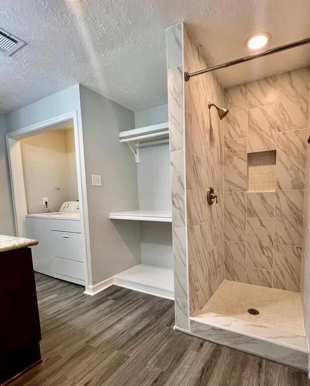 ?? Laundry day made easy! This home comes with a washer & dryer!