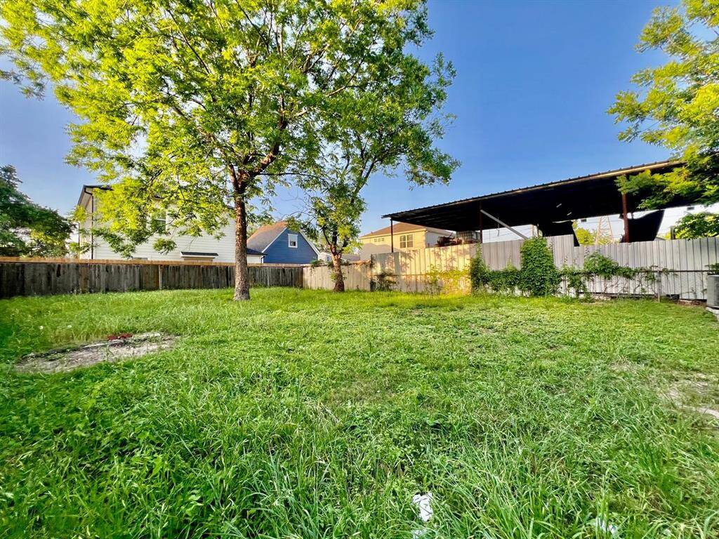 ?? Dreaming of space? This oversized backyard is perfect for entertaining, gardening.
