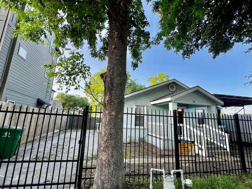 Gated propertyPrivacy & peace of mind – This gated property offers both security and style.?? Safe, serene, and ready for you.