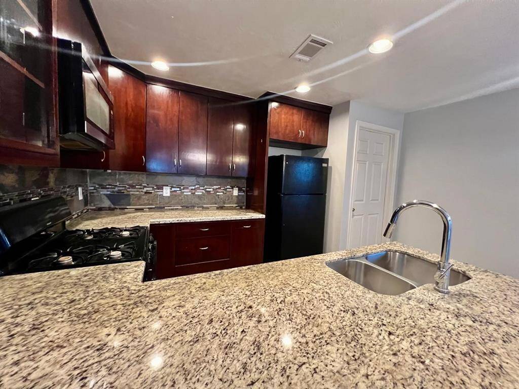 ?? Kitchen island goals! The heart of the home flows right into the living room – ideal for entertaining!