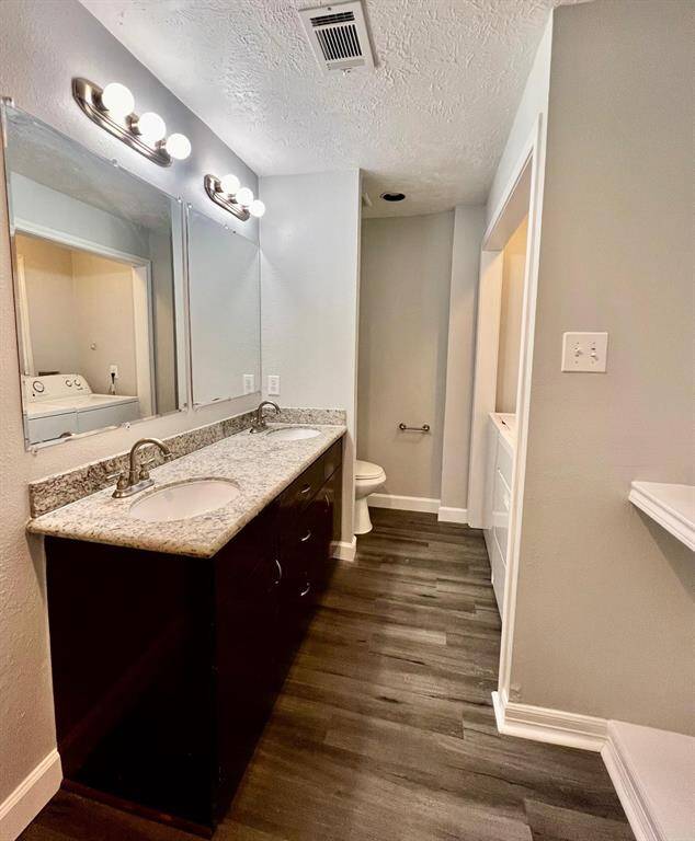 ?? Laundry day made easy! This home comes with a washer & dryer!