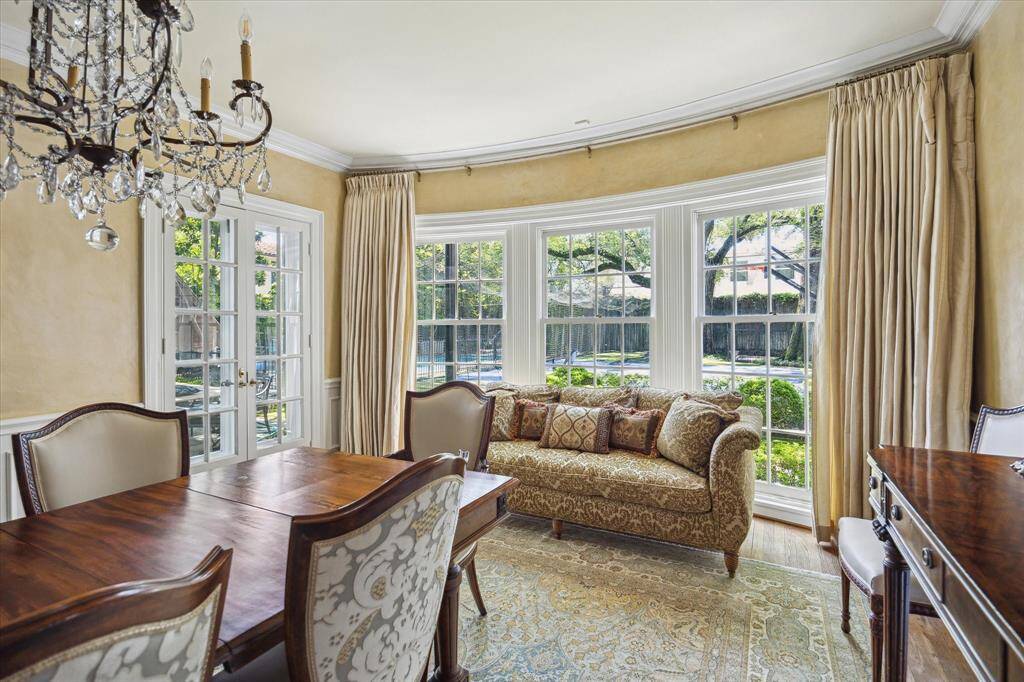The double French doors from the dining room lead to the backyard gardens and pool and the lovely south-facing windows allow for the same views and abundance of natural light.