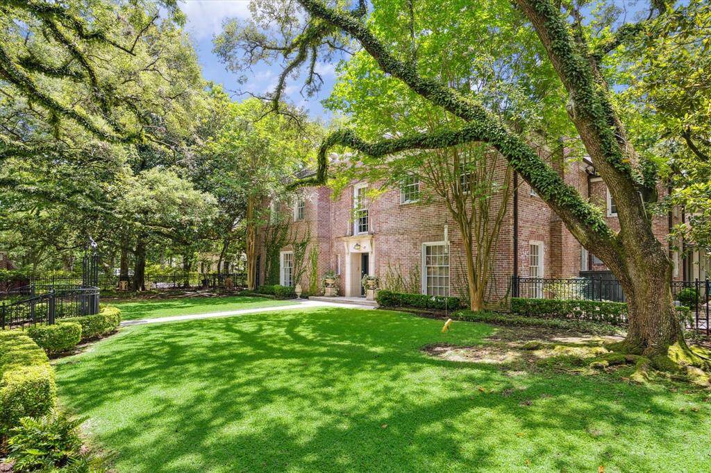 Sitting pretty on beautifully manicured grounds with massive Live Oak and Magnolia Trees. The location is excellent in close proximity to the Museum District, Texas Medical Center, Rice University, Hermann Park, Houston Zoo and downtown.