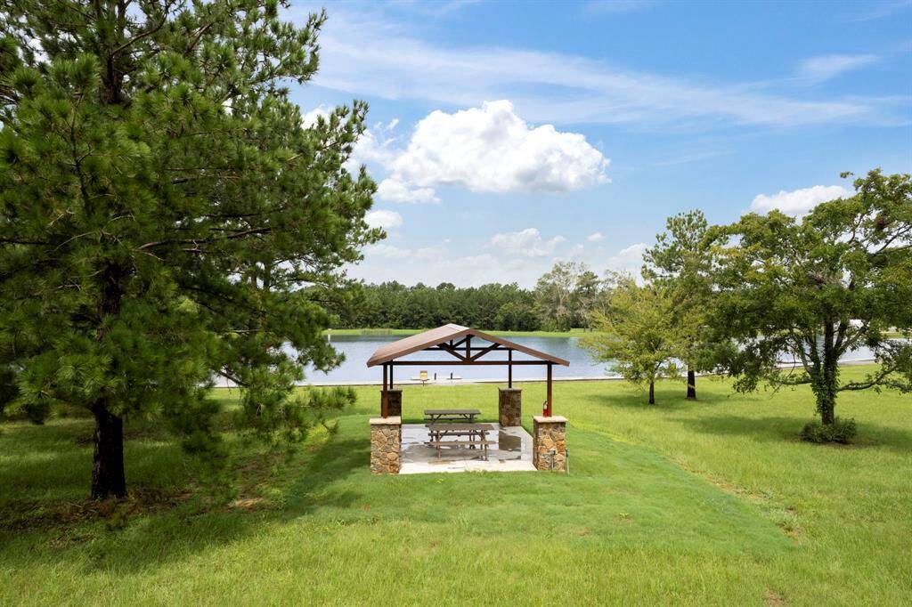 Park area next to lake for fantastic outdoor holiday celebrations, get togethers, wedding or week end fun