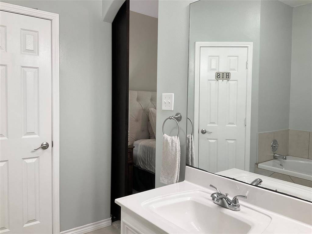 A shared bathroom between bedroom number 2 and 3.