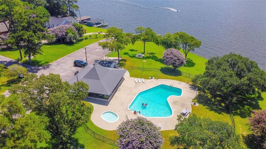 Wait until you see this beautiful community center..  It offers 280 degree views of Lake Conroe.  Enjoy the fishing pier, picnic area, their is a pool especially for little ones and an adult pool as well.  Comfortable furniture is provided so grab some cold drinks and enjoy!