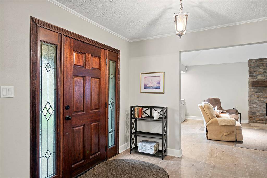 Plenty of room for hellos and goodbyes in this foyer!