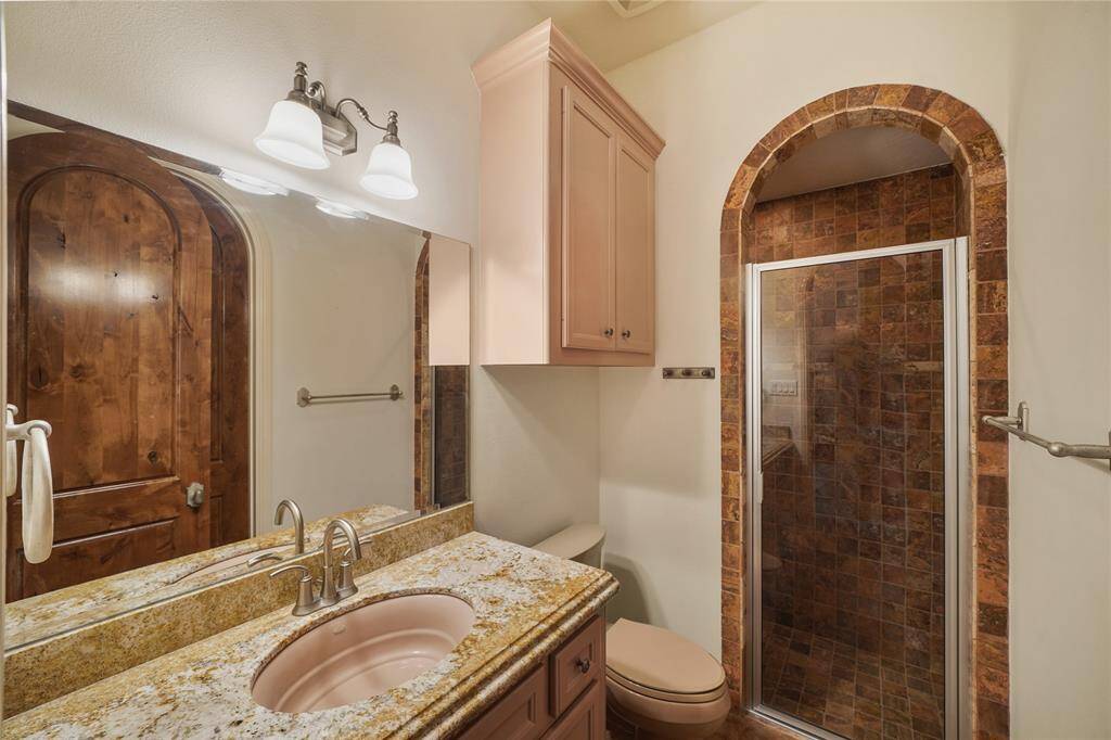 Stylish en suite bathroom offering elegant finishes