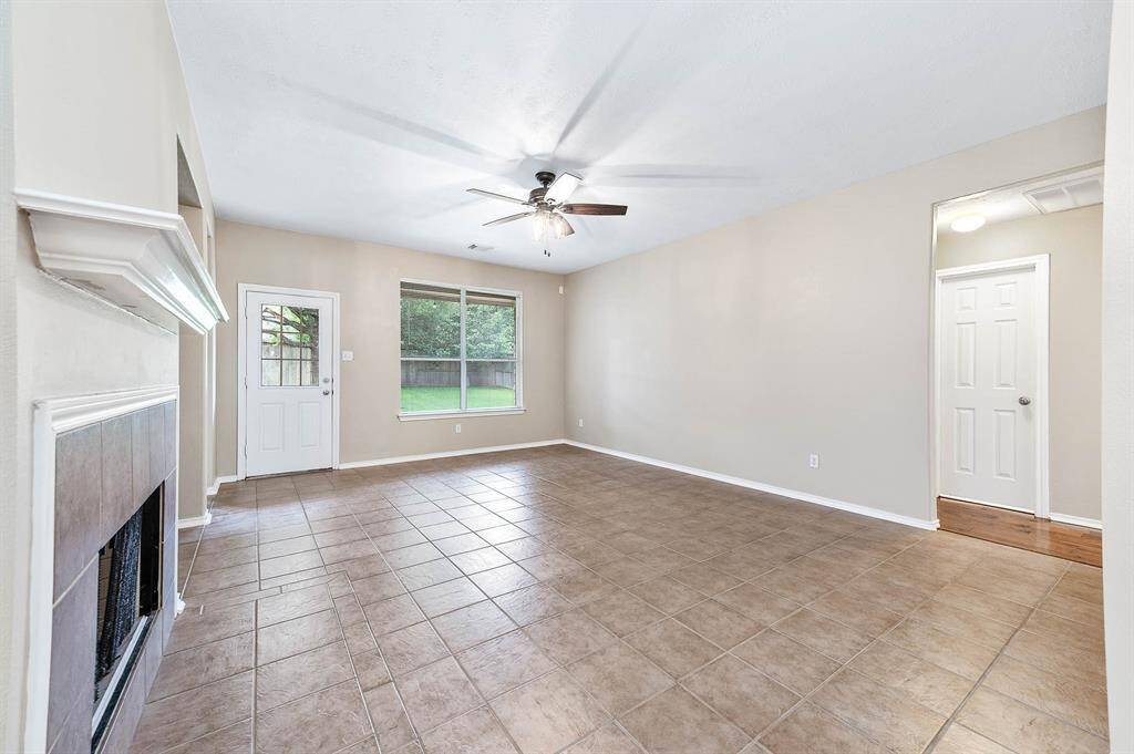 Generous living room that fits any lifestyle!