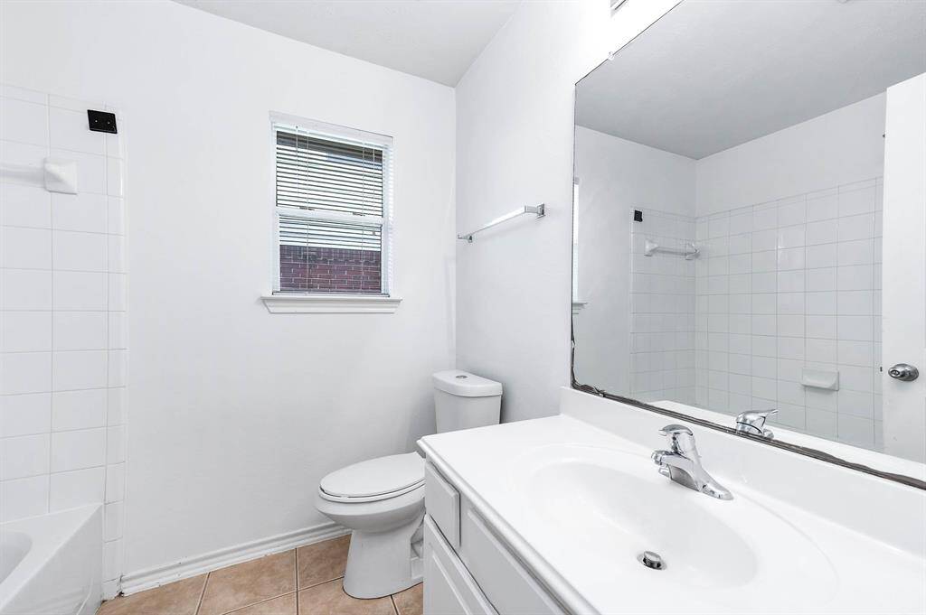Full bath featuring a convenient shower/tub combo.