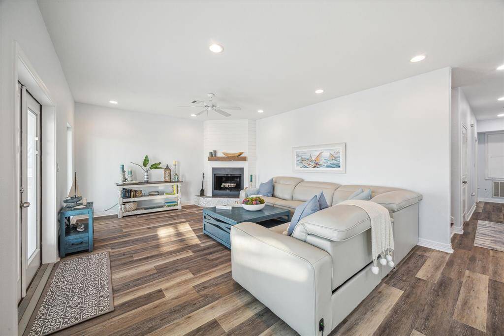 high ceilings, wrap of windows for open bayviews