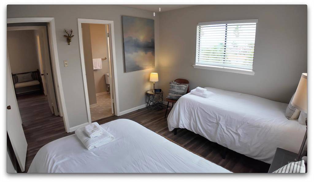 Secondary bedroom has en suite bathroom