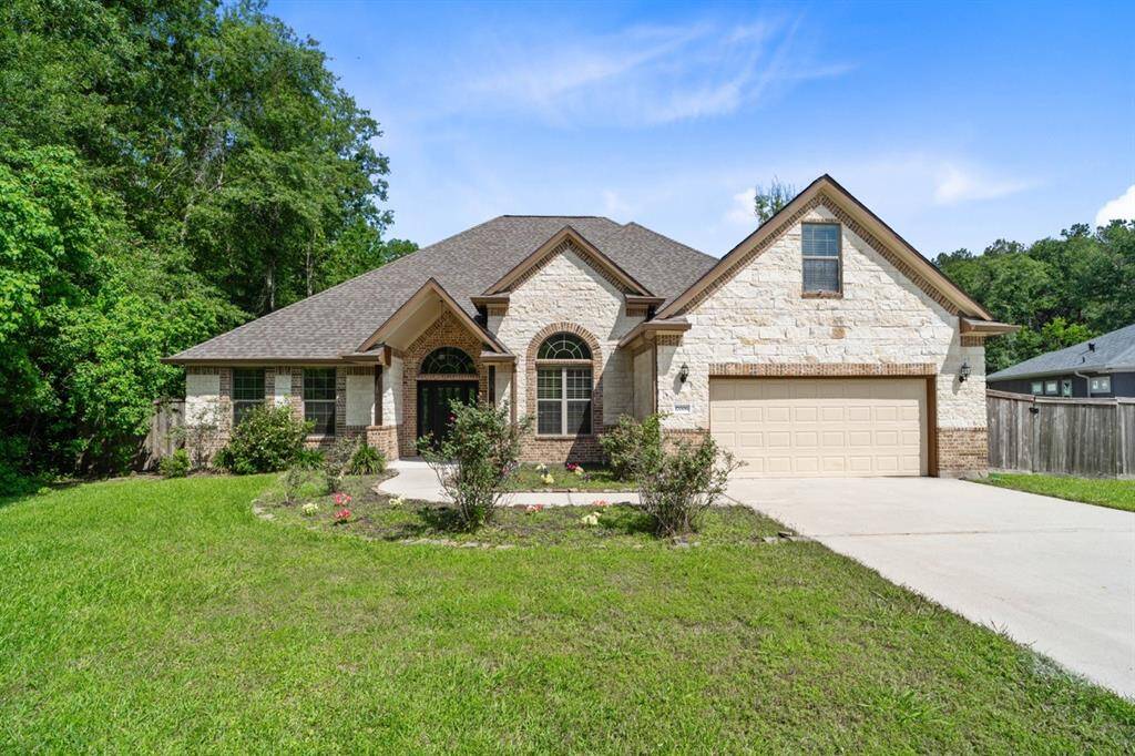 Welcome to this stunning beauty bosting 4 bedrooms, 3.5 bathrooms, media room, bonus room, loft and a 1.7-acre cul-de-sac lot!