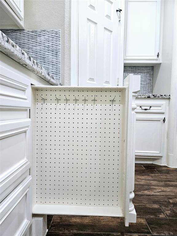 Look how awesome this is! Another surprise on each side of the stove! It is a handy dandy utensil holder. No more digging through the drawer for the spatula, hang it and grab it! Done! That easy!