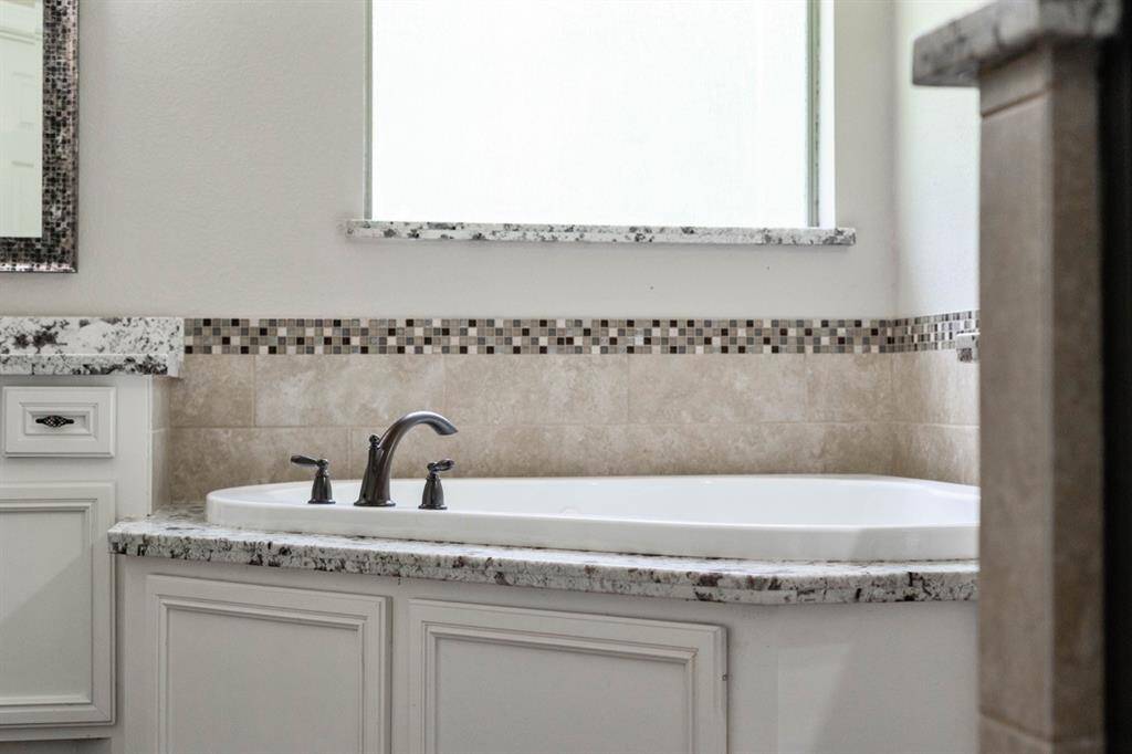 Nice, jetted tub to soak your worries of the day away!