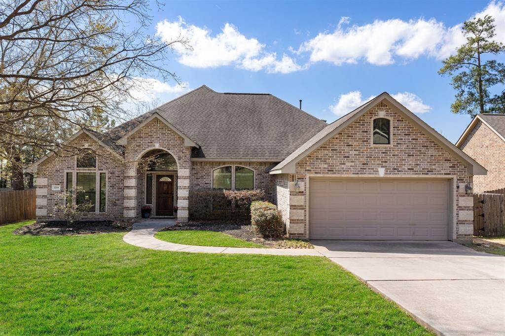 READY FOR MOVE IN! This fabulous 4/2 open floor plan plus bonus room is a dream! Location is perfect with schools within walking distance and driving to I-45 is minutes away! Don't miss this quiet private community that is Conroe's best kept secret! Come see!