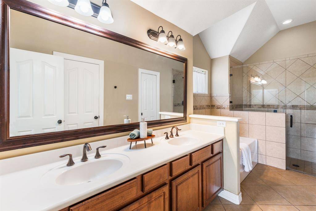 Very classic primary bath suite with tons of space to spread out.