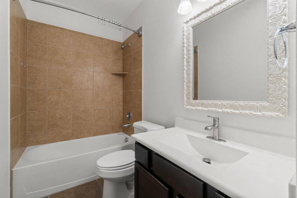2nd bathroom downstairs with tub/shower combo