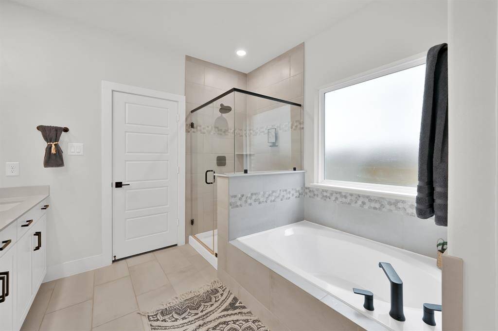 Seperate shower & soaking tub