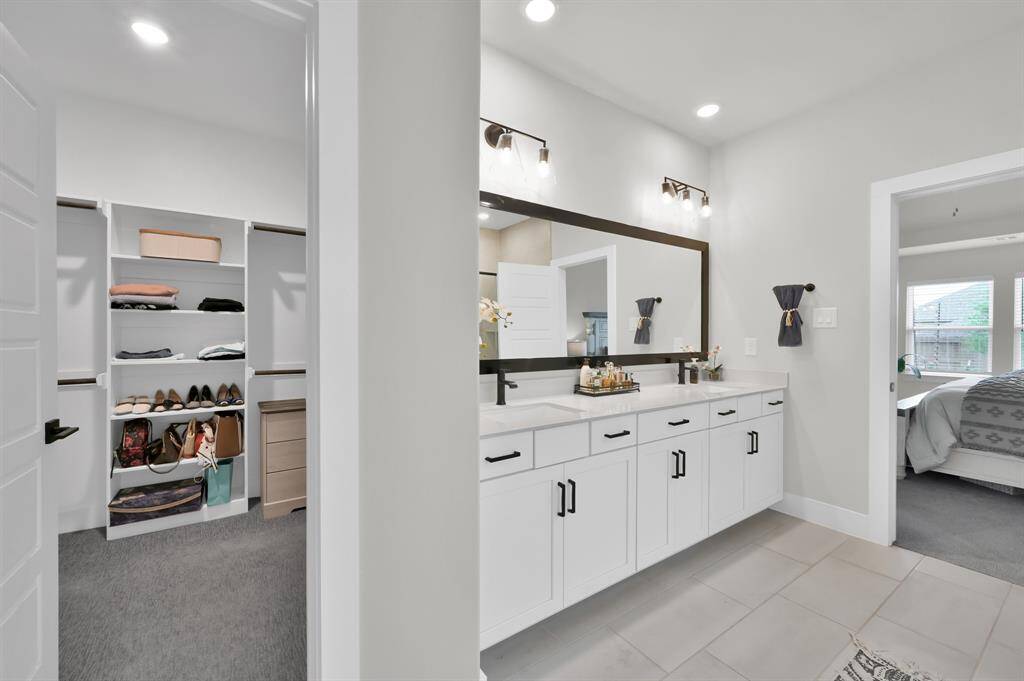 Double sinks in primary bath