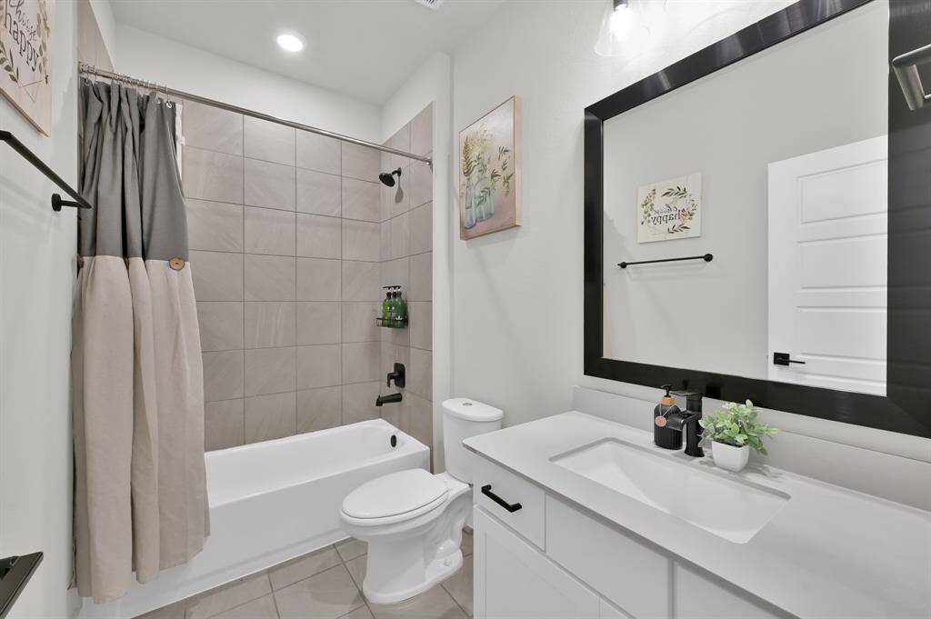 Downstairs full bath