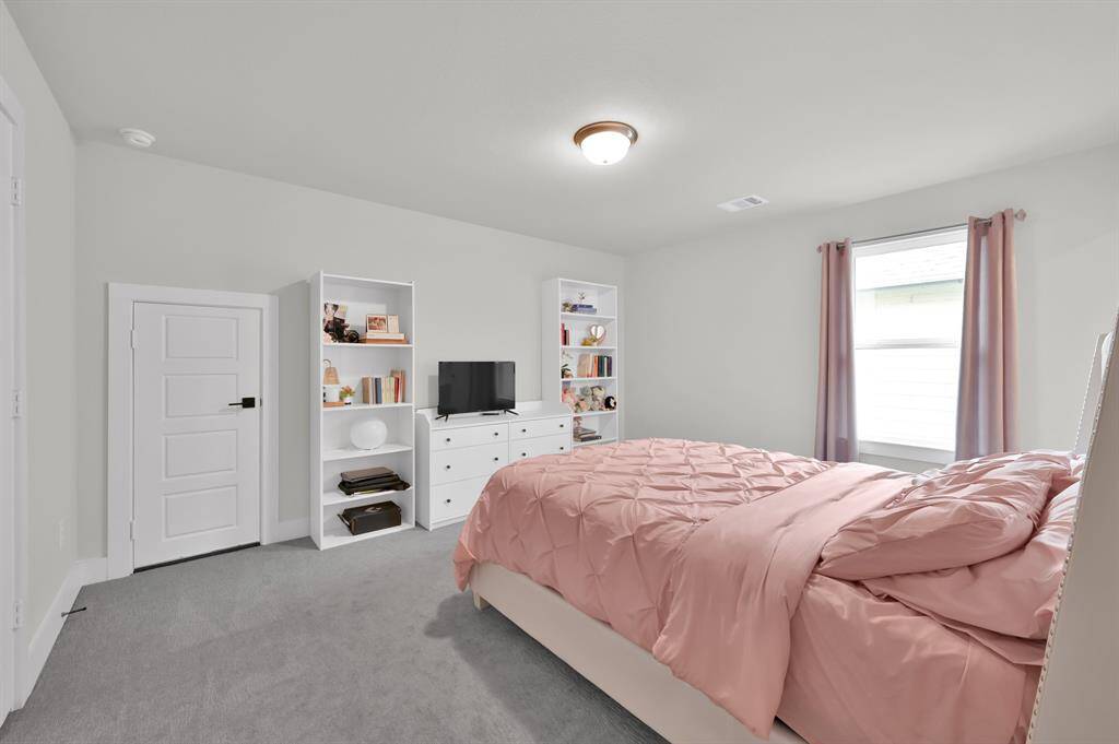 En-suite bedroom upstairs