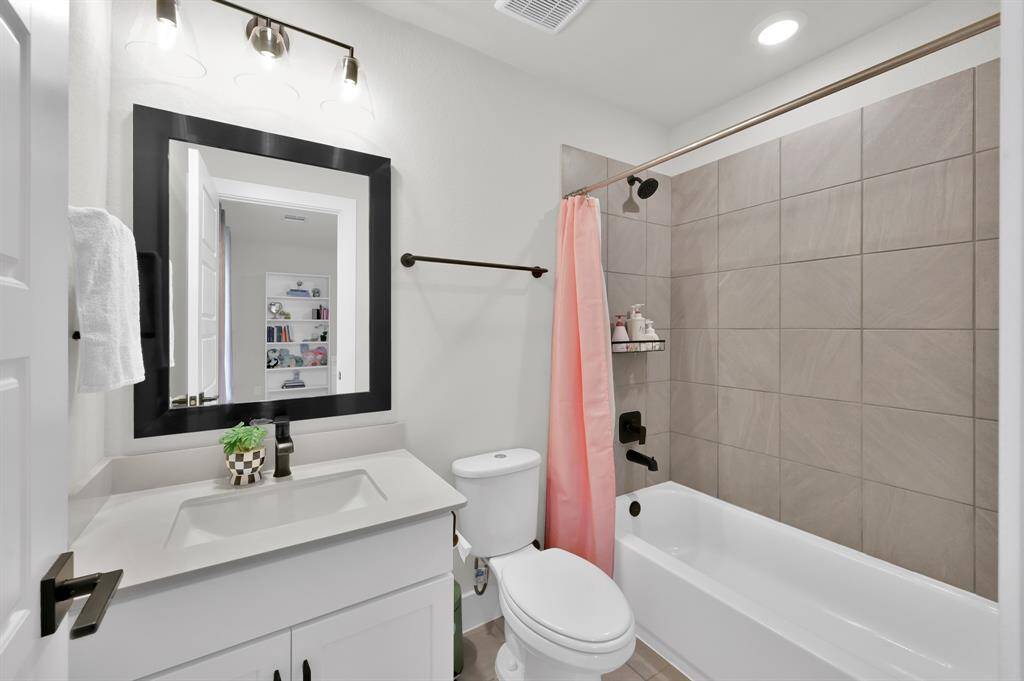 en-suite bath