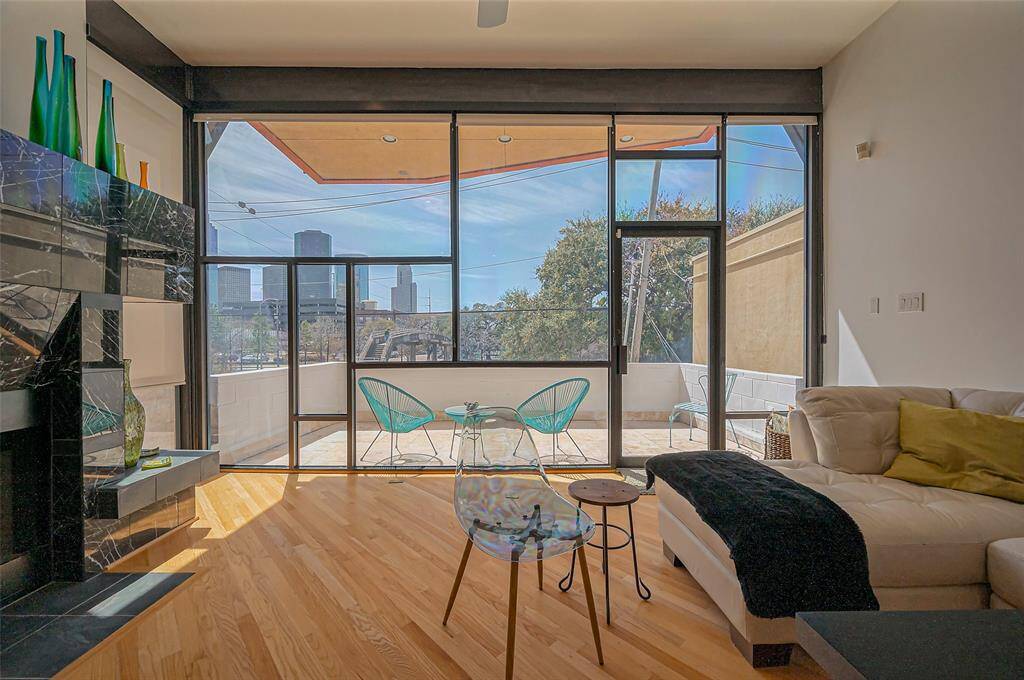 Ideal location for guests to enjoy a glass of wine while chatting with you as you prepare dinner.