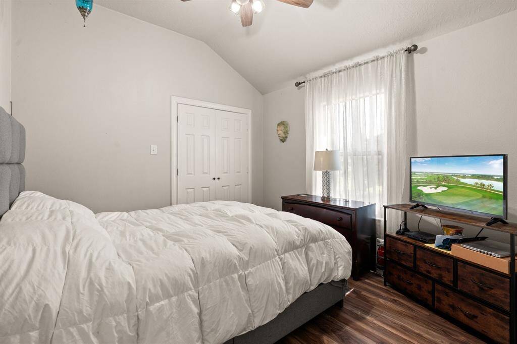 Spare bedroom. Double door closet.
