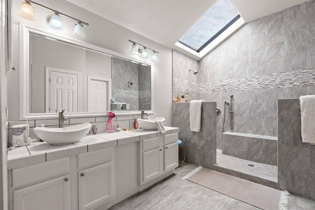 Primary shower! Nice and big!