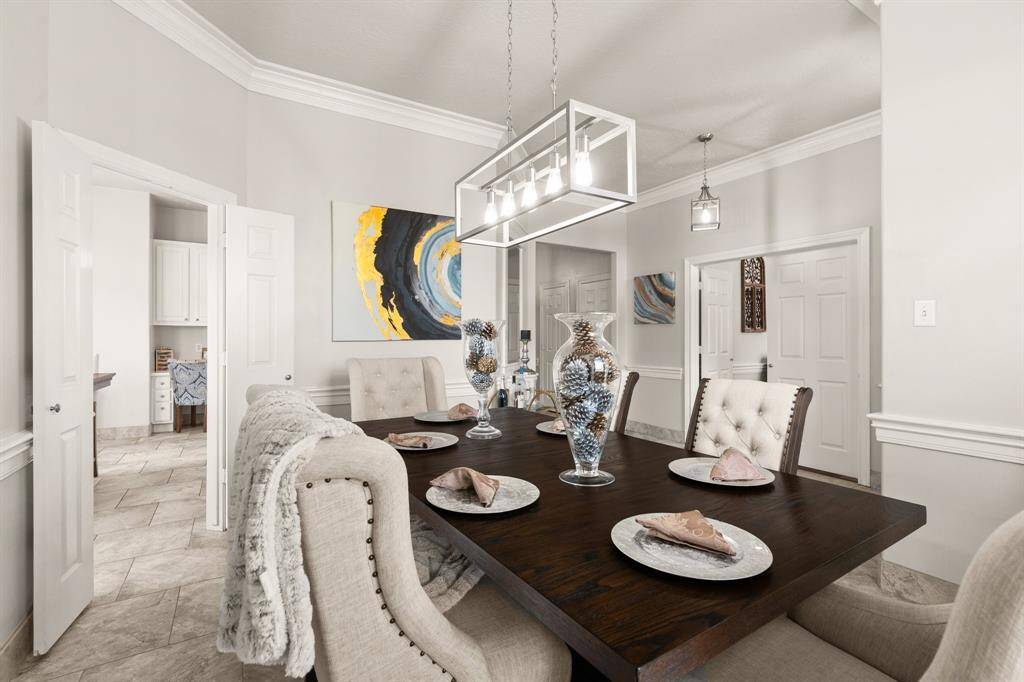 Kitchen eating area. Perfect lighting!