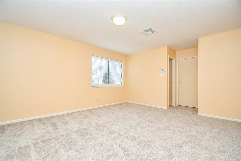 Secondary bedroom.