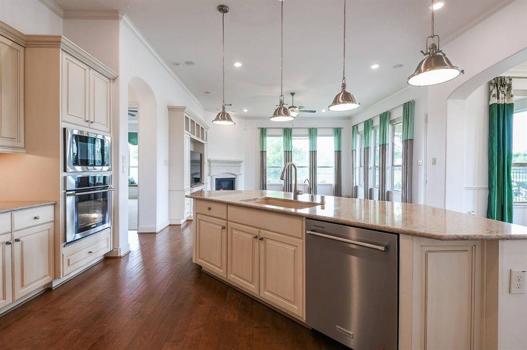 Wide open paths make this a truly workable kitchen, ready for your culinary magic, while you still socialize with family and friends in the living/dining areas.