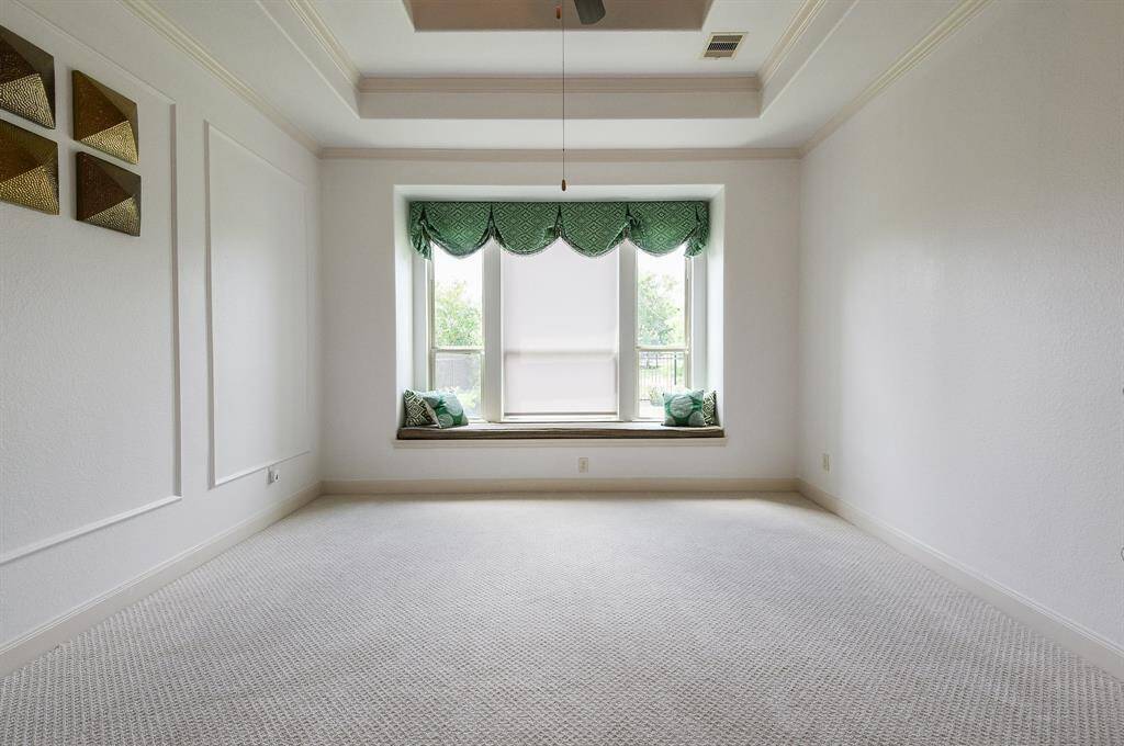 You've got tremendous wall and floor space for comfy pieces and accents of just about any size or shape!