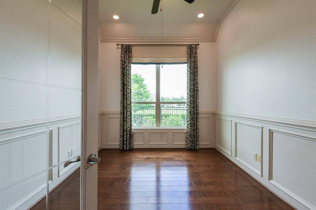 What a sublime secondary bedroom/ flex room.