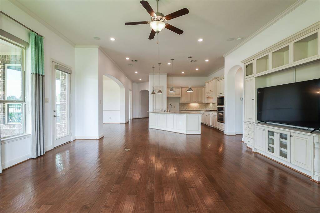 Walls and floors that go on forever, naturally include the chef's kitchen.